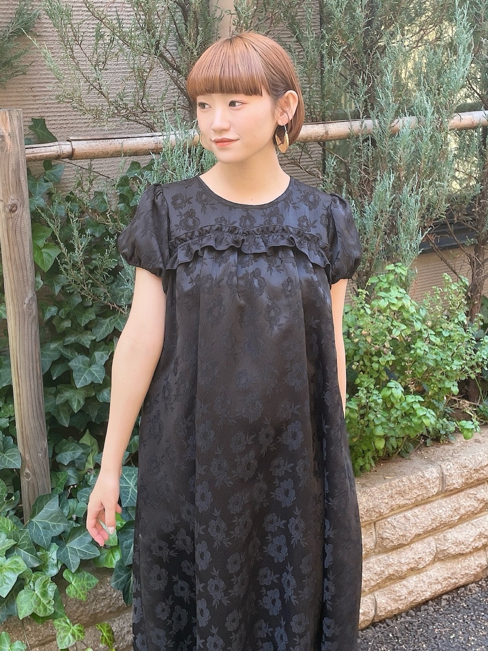 ブラック系のワンピース、ブラック系のサンダルを着用したレディースの春コーディネートの4枚目の写真