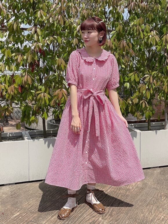 ベージュ系のパンプス、レッド系のワンピースを着用したレディースの夏コーディネートの2枚目の写真