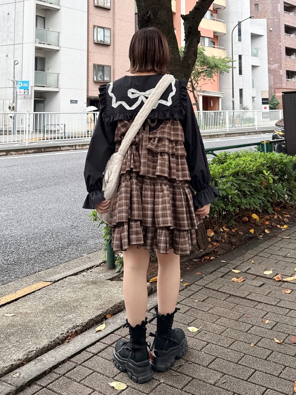 ブラック系のシャツ/ブラウス、ブラウン系のワンピース、ベージュ系のショルダーバッグを着用したレディースの秋コーディネートの3枚目の写真