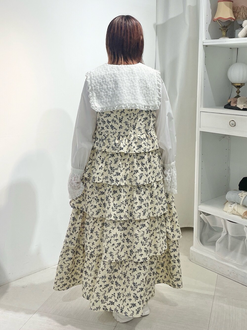 ホワイト系のシャツ/ブラウス、ブラック系のMA-1、ホワイト系のワンピースを着用したレディースの夏コーディネートの7枚目の写真