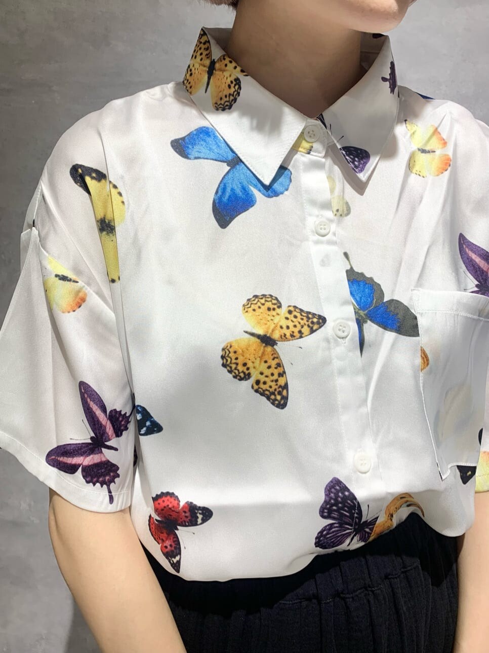 ベージュ系のパンプス、ホワイト系のシャツ/ブラウス、ブラック系のスカートを着用したレディースの夏コーディネートの3枚目の写真