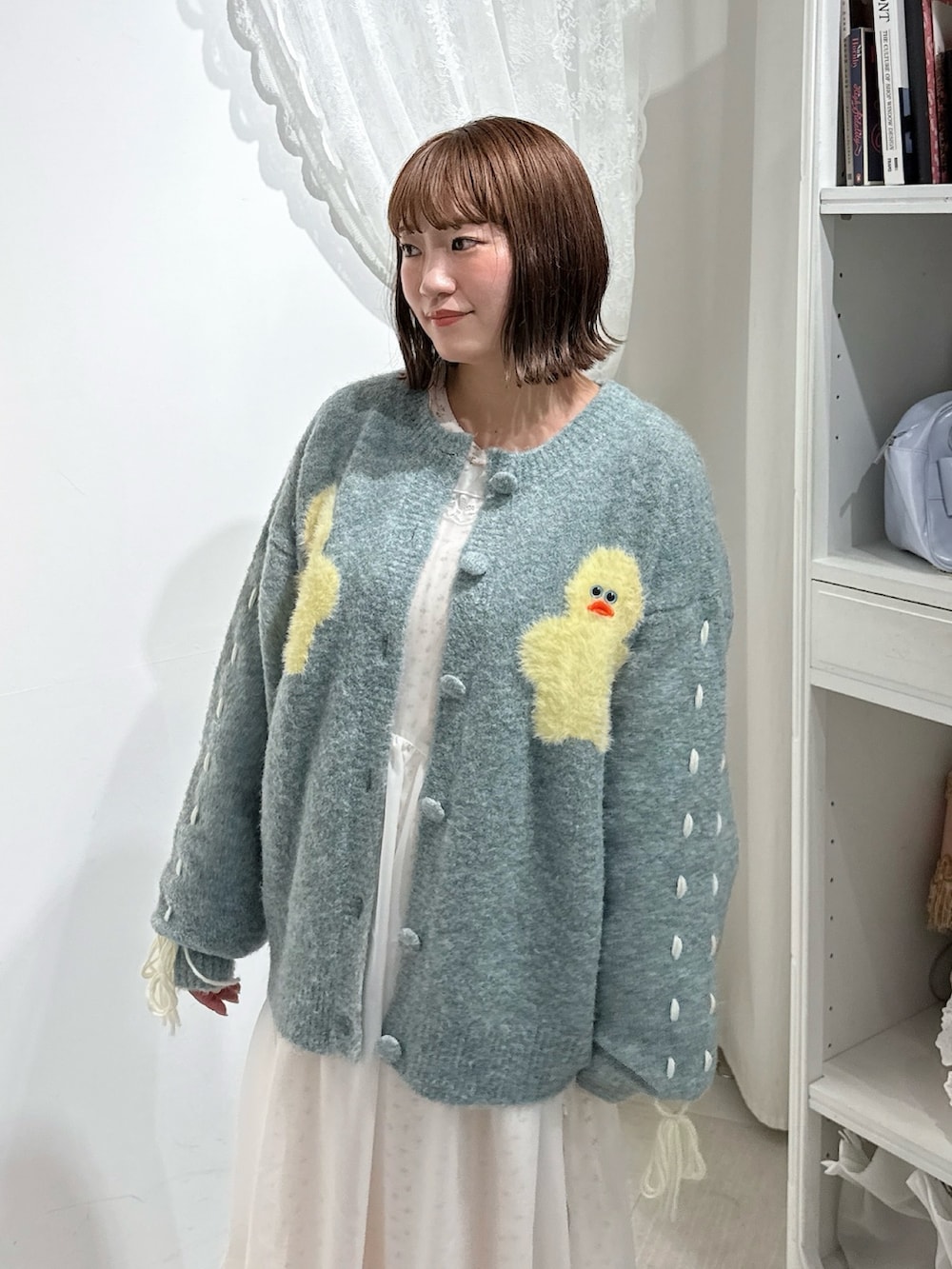 ホワイト系のワンピース、レッド系のワンピース、ホワイト系のバレエシューズを着用したレディースの秋コーディネートの6枚目の写真