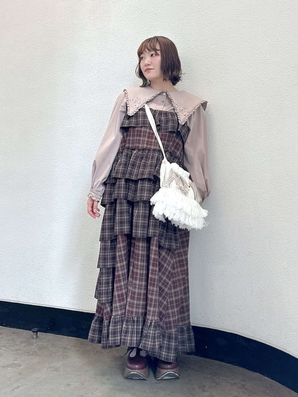 ベージュ系のシャツ/ブラウス、ベージュ系のショルダーバッグ、レッド系のワンピースを着用したレディースの夏コーディネートの2枚目の写真