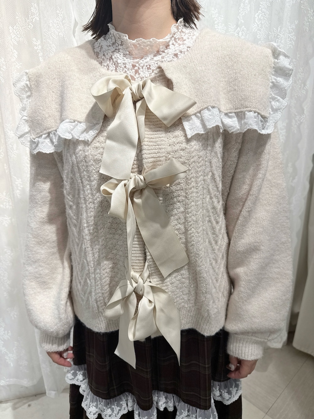 ホワイト系のカーディガン/ボレロ、ホワイト系のTシャツ/カットソー、ブラウン系のスカートを着用したレディースの夏コーディネートの4枚目の写真
