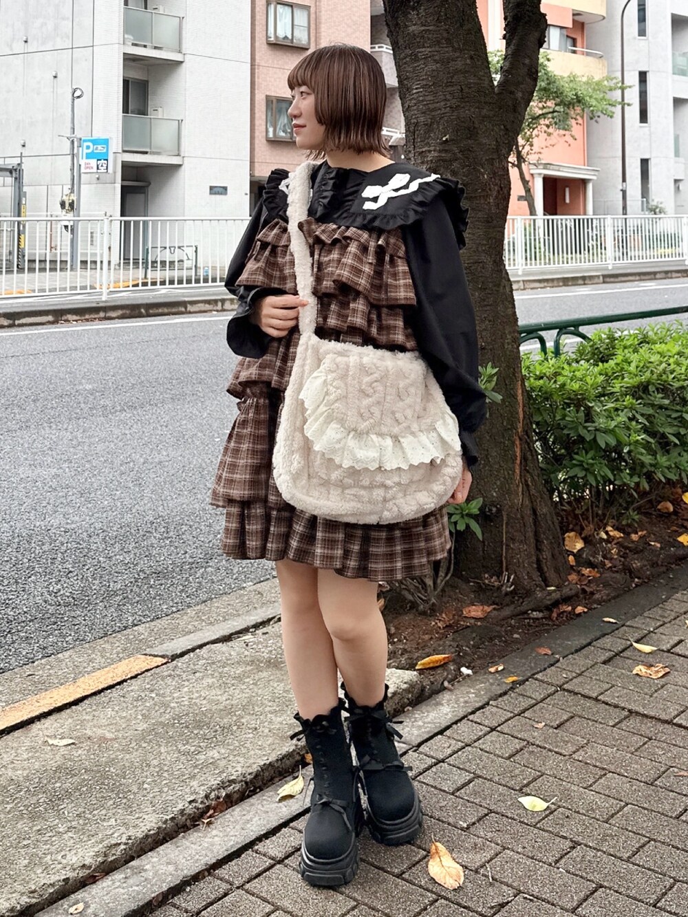 ブラック系のシャツ/ブラウス、ブラウン系のワンピース、ベージュ系のショルダーバッグを着用したレディースの秋コーディネートの2枚目の写真