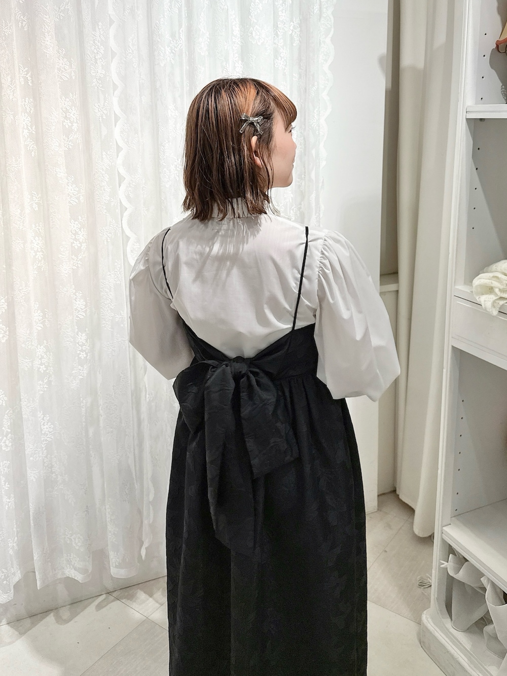 ホワイト系のシャツ/ブラウス、その他のハンドバッグ、ブラック系のパンプスを着用したレディースの夏コーディネートの5枚目の写真