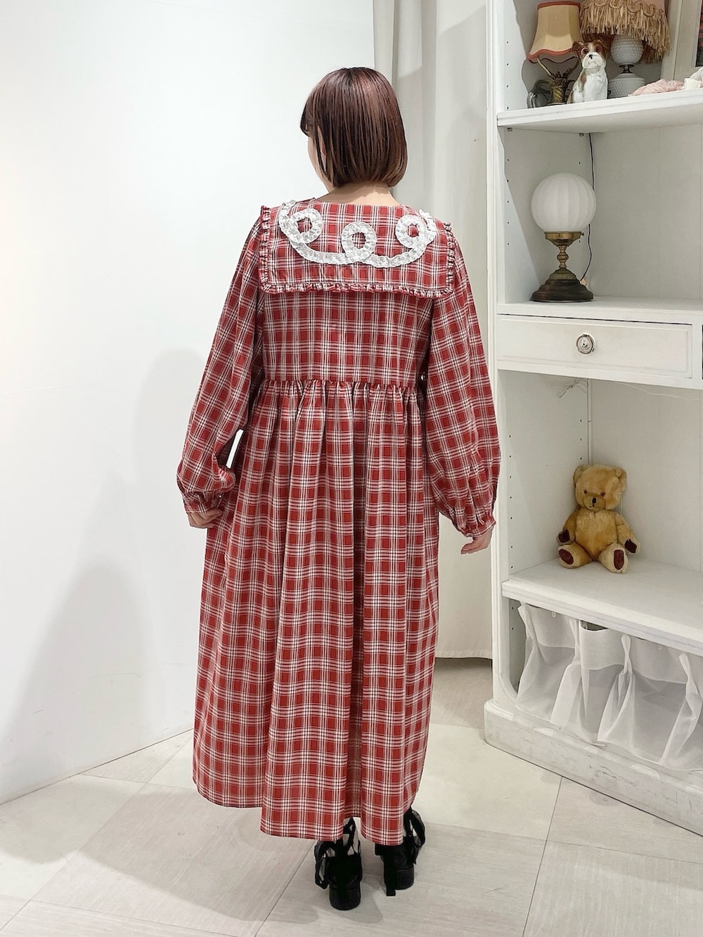 レッド系のワンピース、ブラック系のバレエシューズを着用したレディースの春コーディネートの2枚目の写真