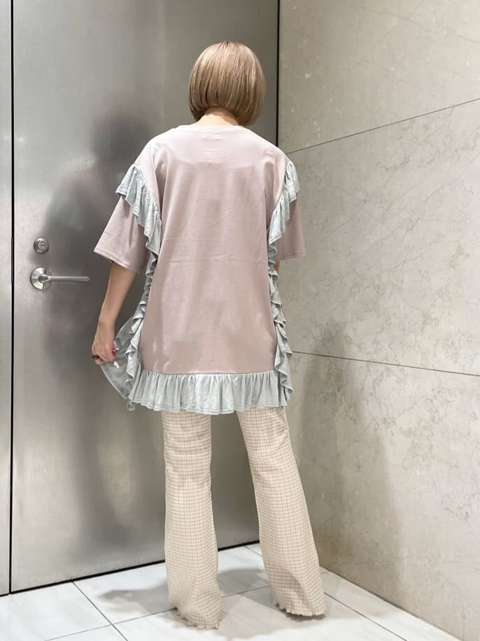 ピンク系のTシャツ/カットソー、ベージュ系のその他パンツ、シルバー系のその他シューズを着用したレディースの夏コーディネートの3枚目の写真