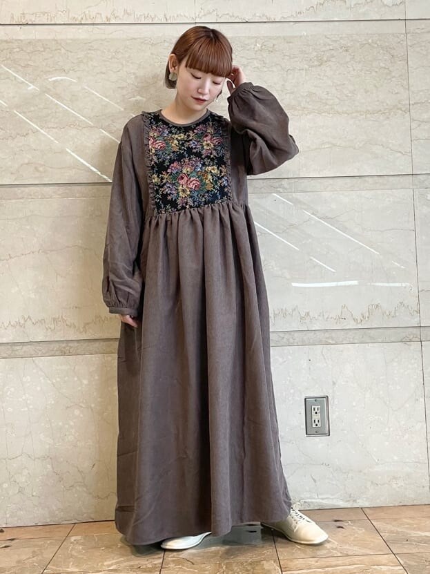 ホワイト系のその他シューズ、ブラウン系のワンピースを着用したレディースの秋コーディネートの2枚目の写真