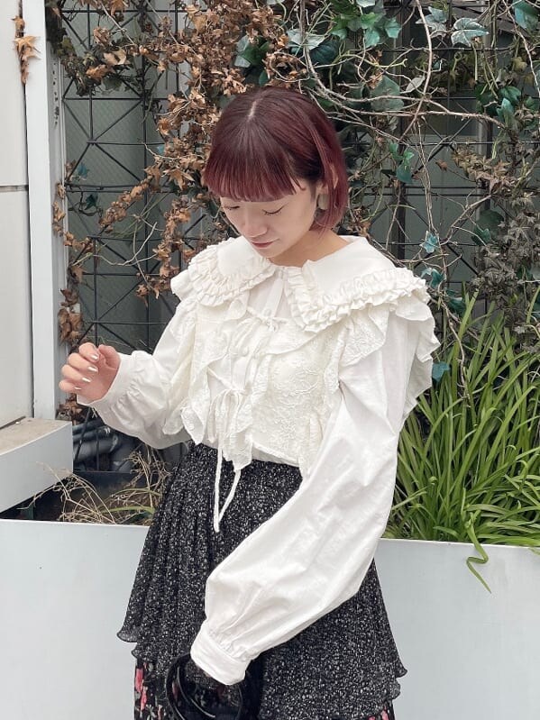 ホワイト系のシャツ/ブラウス、ホワイト系のその他トップス、ブラック系のスカートを着用したレディースの冬コーディネートの4枚目の写真