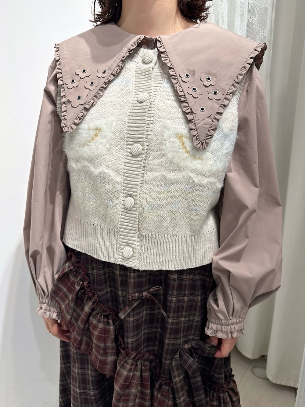 ベージュ系のシャツ/ブラウス、ピンク系のベスト、レッド系のスカートを着用したレディースの夏コーディネートの5枚目の写真