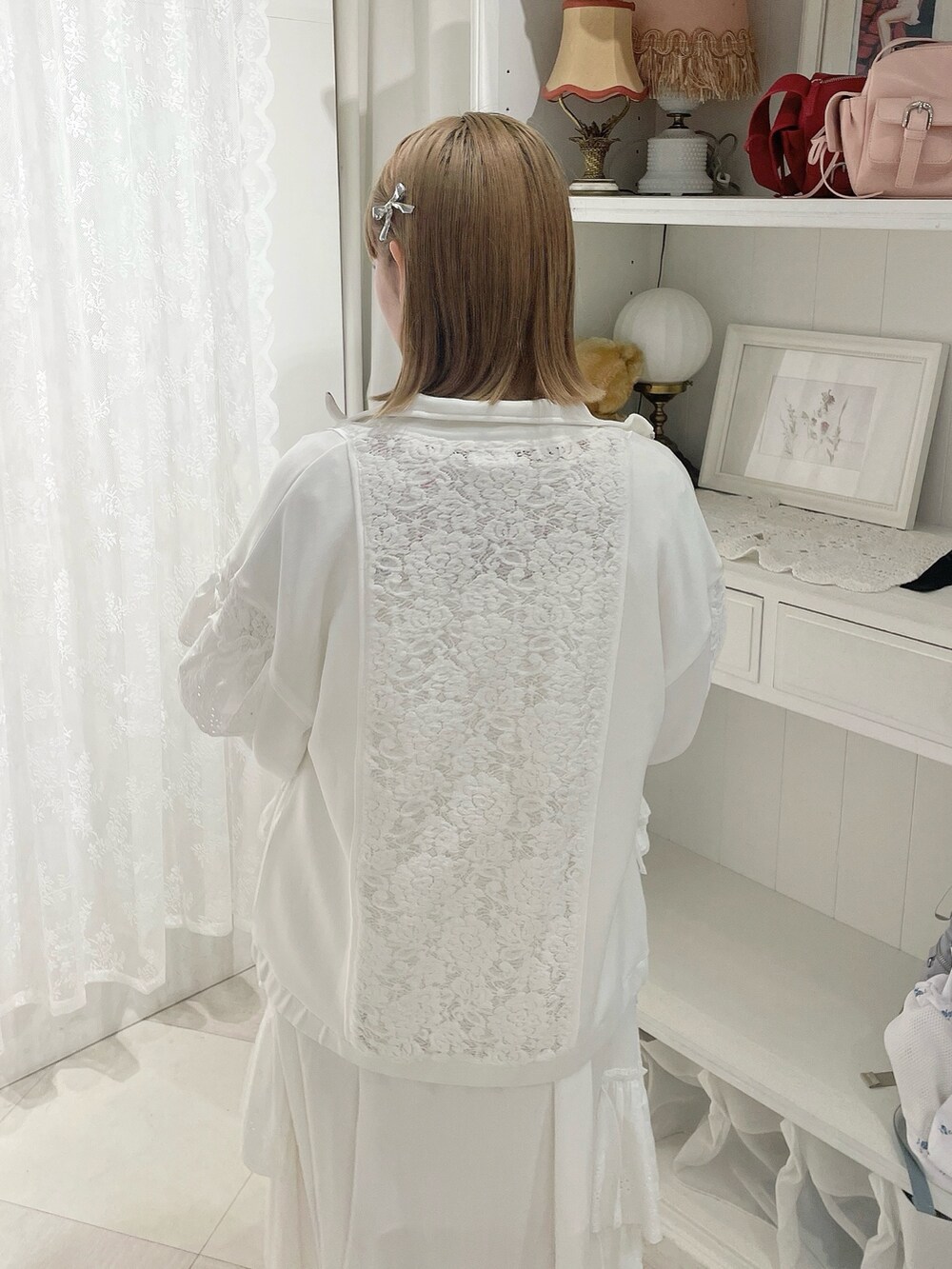 ピンク系のTシャツ/カットソー、ピンク系のトートバッグ、ホワイト系のワンピースを着用したレディースの冬コーディネートの6枚目の写真