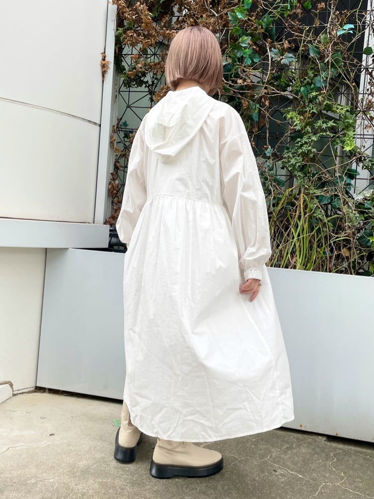 ホワイト系のワンピース、ホワイト系のブーツを着用したレディースの夏コーディネートの3枚目の写真