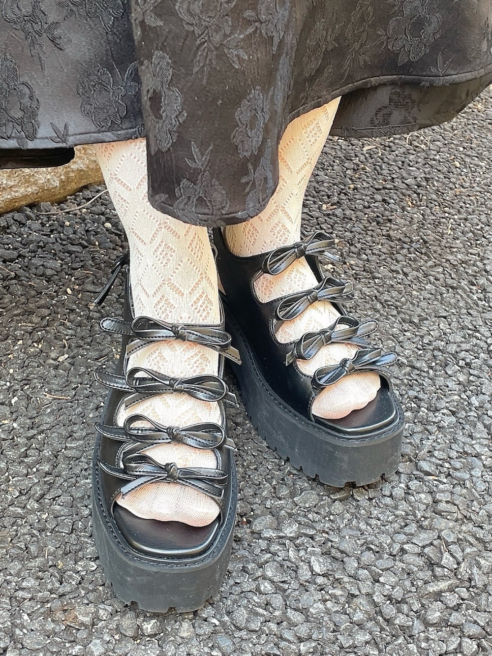 ブラック系のワンピース、ブラック系のサンダルを着用したレディースの春コーディネートの5枚目の写真