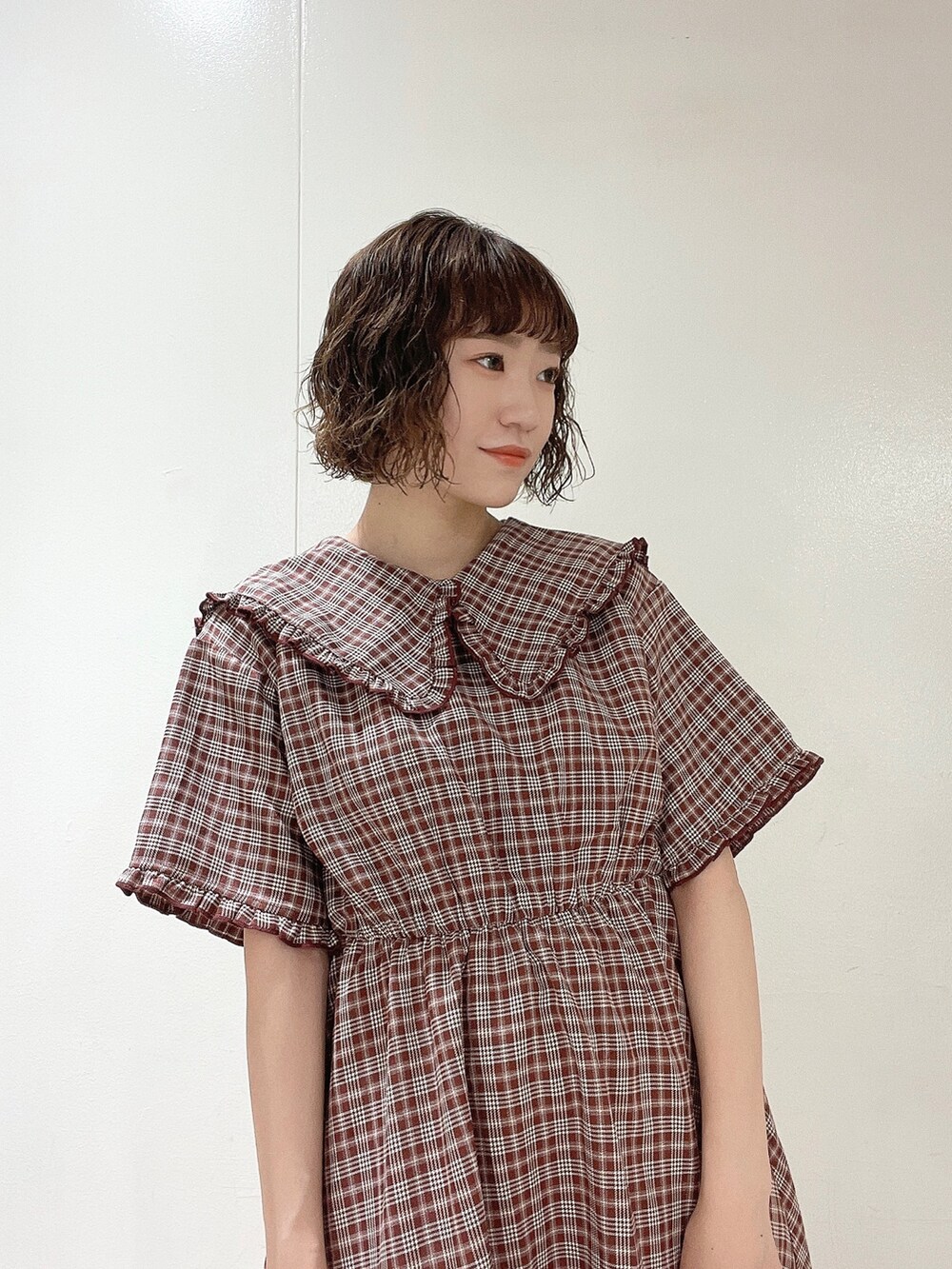 ブラック系のショルダーバッグ、レッド系のワンピース、ブラック系のサンダルを着用したレディースの夏コーディネートの4枚目の写真