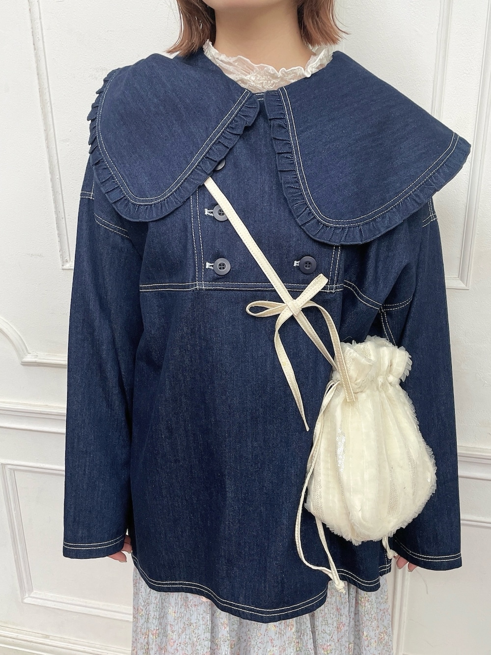 ホワイト系のTシャツ/カットソー、ブルー系のデニムジャケット、ピンク系のスカートを着用したレディースの夏コーディネートの5枚目の写真