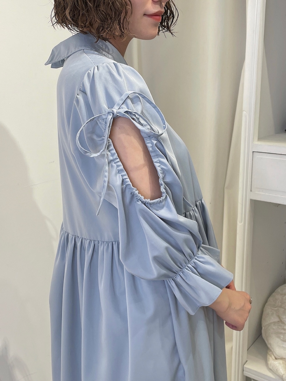 ホワイト系のトートバッグ、ブルー系のワンピース、ゴールド系のパンプスを着用したレディースの春コーディネートの7枚目の写真