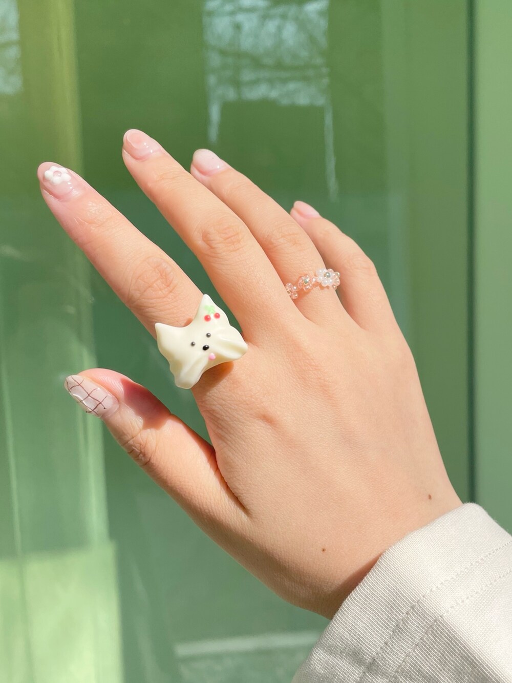 ホワイト系のスカート、ブルー系のサンダル、ベージュ系のTシャツ/カットソーを着用したレディースの冬コーディネートの8枚目の写真