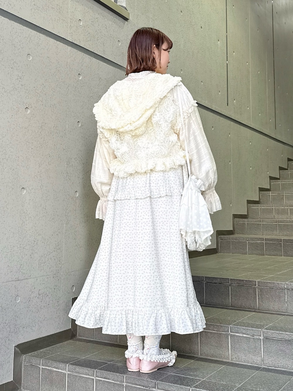 ホワイト系のTシャツ/カットソー、ホワイト系のワンピース、ホワイト系のブルゾンを着用したレディースの冬コーディネートの3枚目の写真