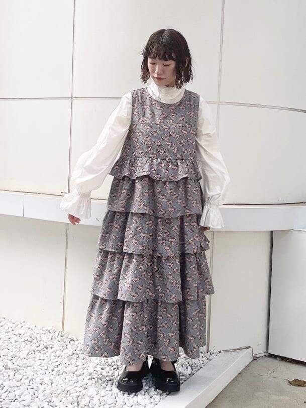 ブラック系のボストンバッグ、ブラック系のその他アウター、ブルー系のジャンパースカートを着用したレディースの夏コーディネートの5枚目の写真