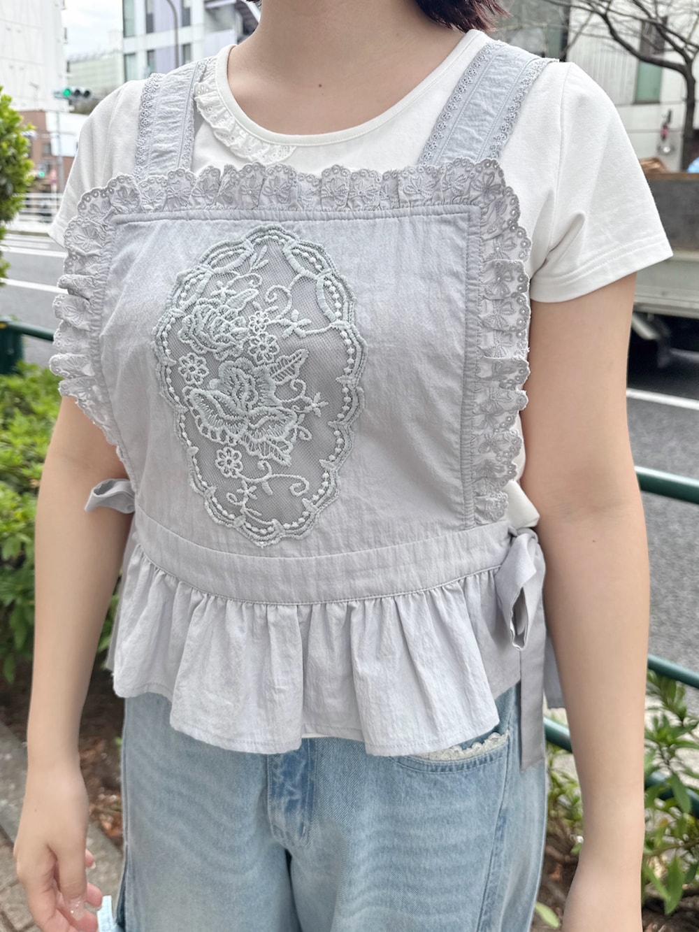 ブルー系のショルダーバッグ、ブルー系のシャツ/ブラウス、ホワイト系のTシャツ/カットソーを着用したレディースの春コーディネートの6枚目の写真