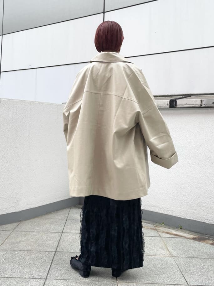 ベージュ系のテーラードジャケット、ブラック系のその他シューズ、ブラック系のワンピースを着用したレディースの秋コーディネートの2枚目の写真