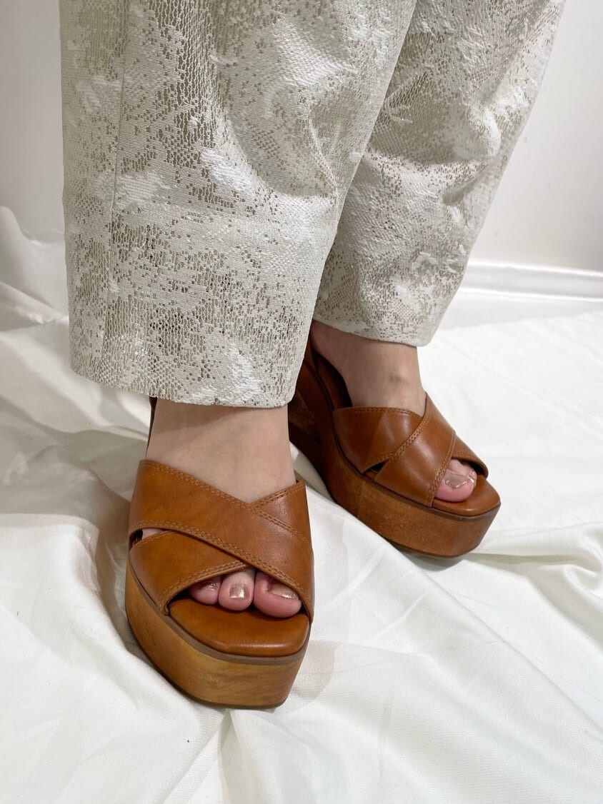 ブラウン系のシャツ/ブラウス、ブラウン系のその他パンツ、ブラウン系のサンダルを着用したレディースの春コーディネートの6枚目の写真