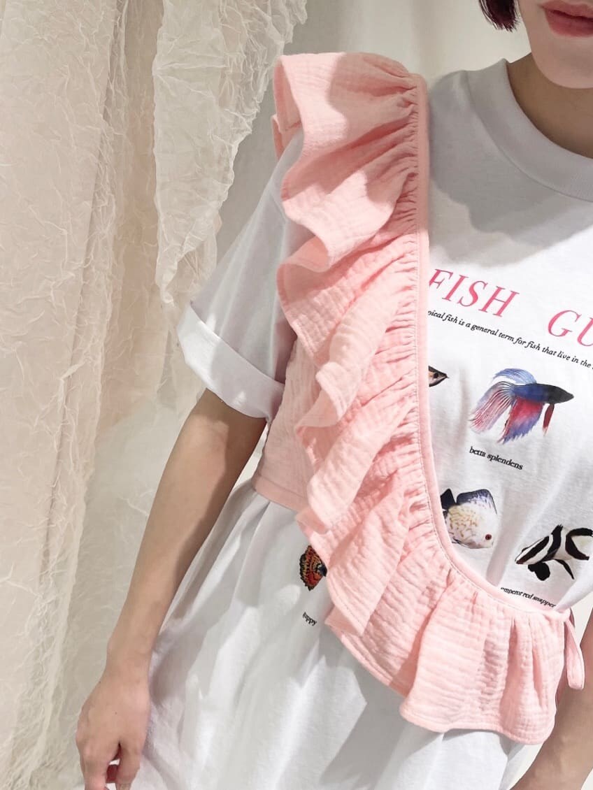 ピンク系のチューブトップ、ホワイト系のその他パンツ、ホワイト系のサンダルを着用したレディースの春コーディネートの6枚目の写真