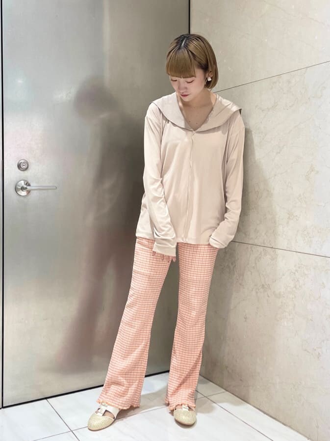 オレンジ系のその他パンツ、ベージュ系のパンプス、ベージュ系のTシャツ/カットソーを着用したレディースの夏コーディネートの2枚目の写真