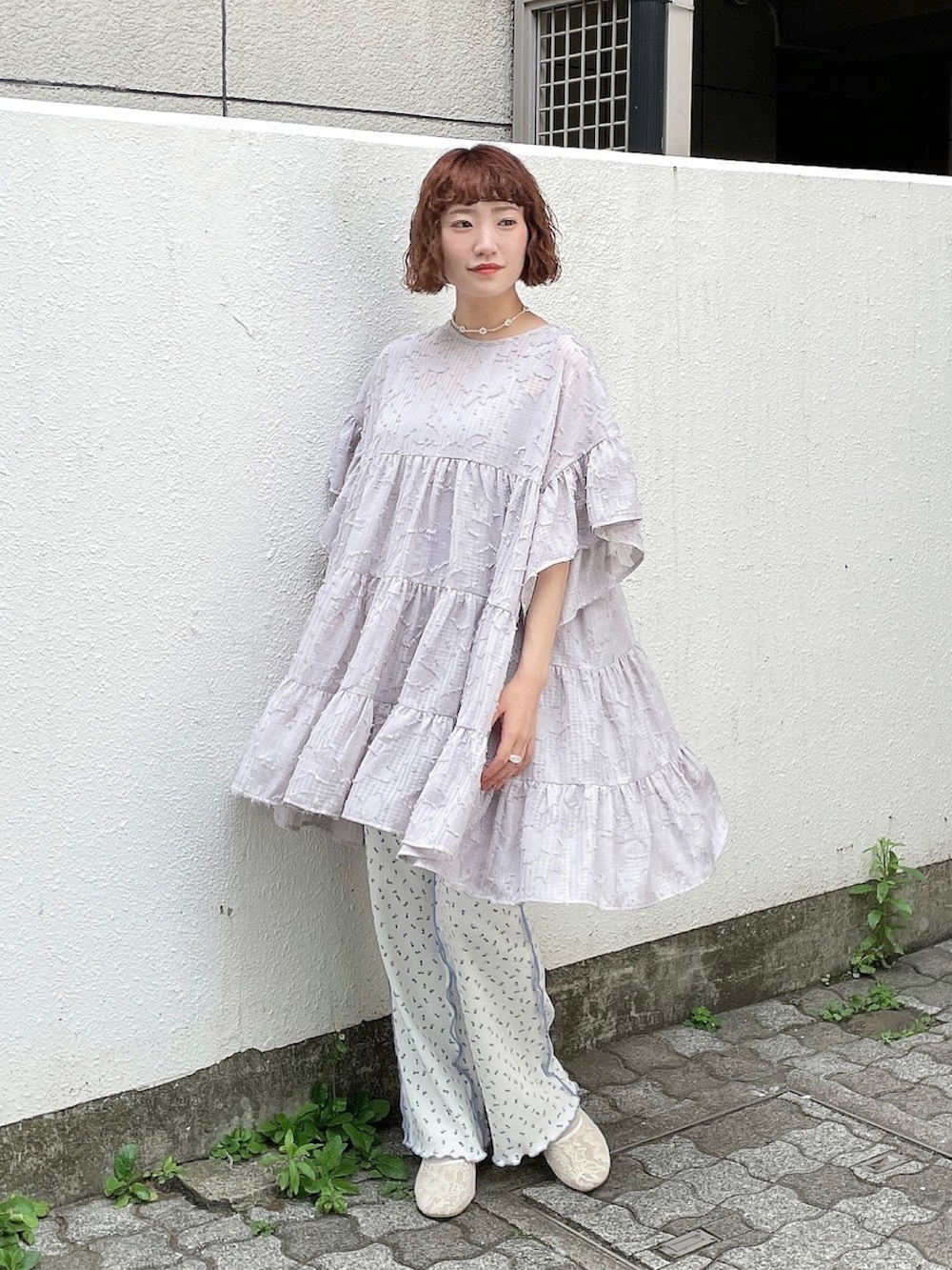 パープル系のワンピース、ブルー系のその他パンツ、ホワイト系のパンプスを着用したレディースの春コーディネートの2枚目の写真