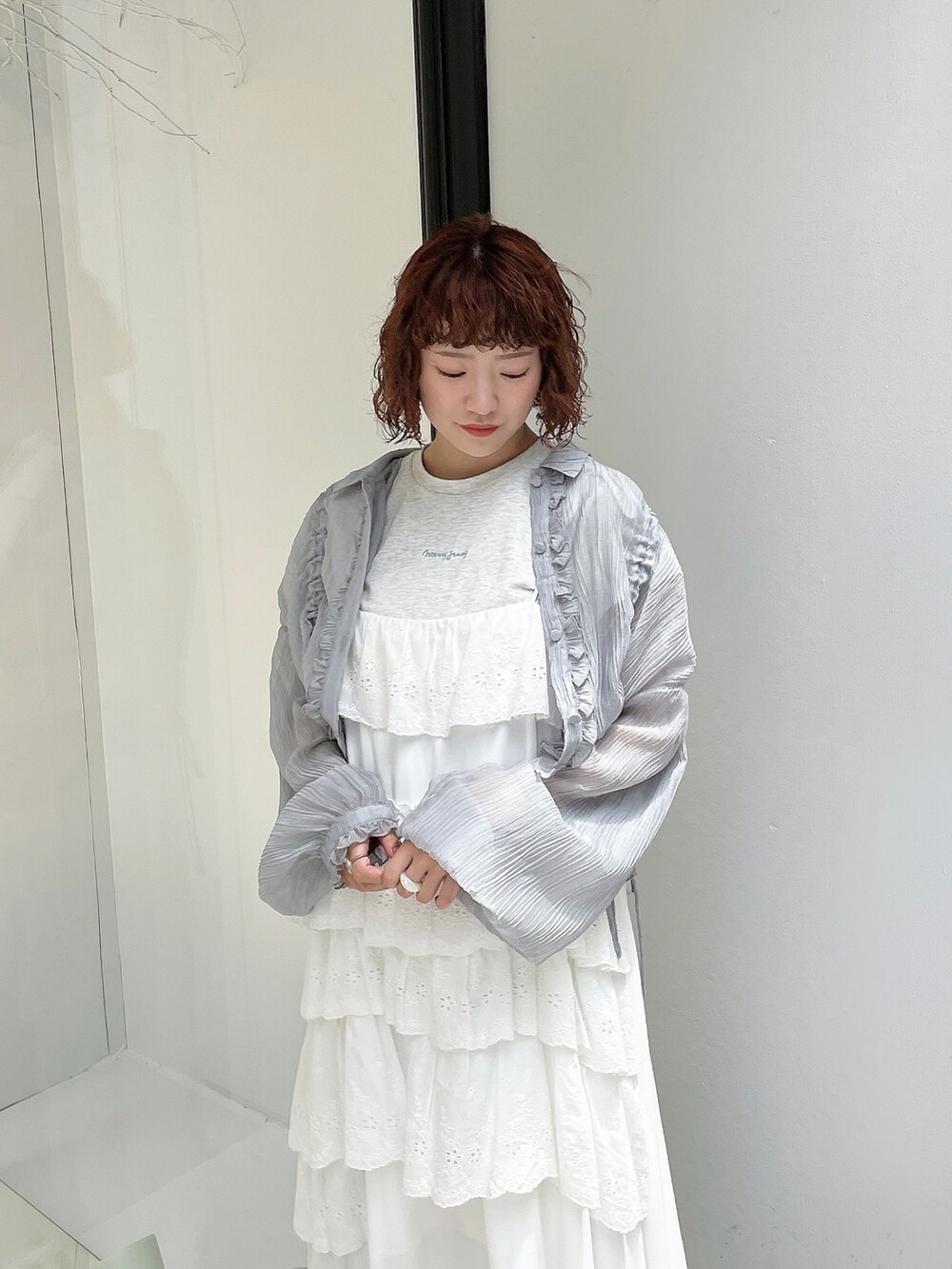 ホワイト系のワンピース、ブルー系のシャツ/ブラウス、グレー系のTシャツ/カットソーを着用したレディースの春コーディネートの3枚目の写真