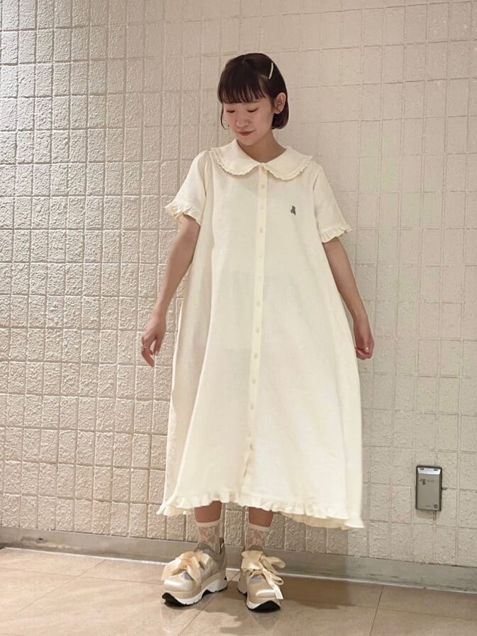 ホワイト系のトートバッグ、ホワイト系のTシャツ/カットソー、ホワイト系のワンピースを着用したレディースの春コーディネートの2枚目の写真