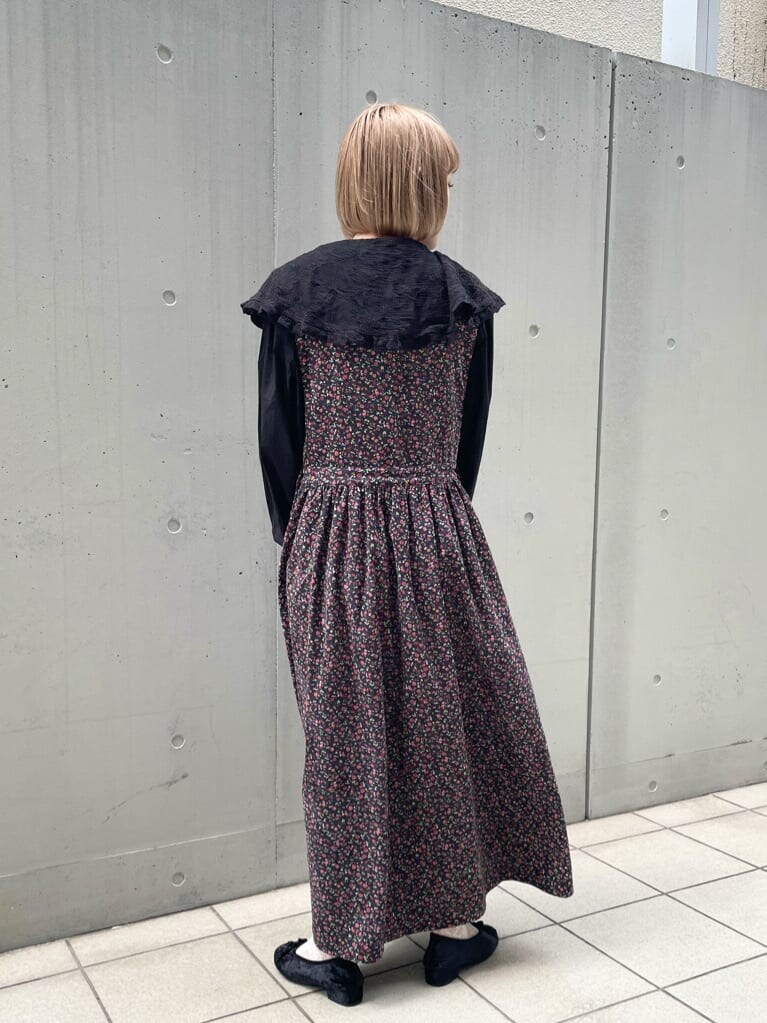 ブラック系のカーディガン/ボレロ、ブラック系のワンピース、ブラック系のその他シューズを着用したレディースの秋コーディネートの4枚目の写真