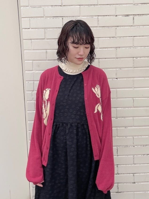 ブラック系のワンピース、ブラック系のパンプス、ホワイト系のニット/セーターを着用したレディースの秋コーディネートの4枚目の写真