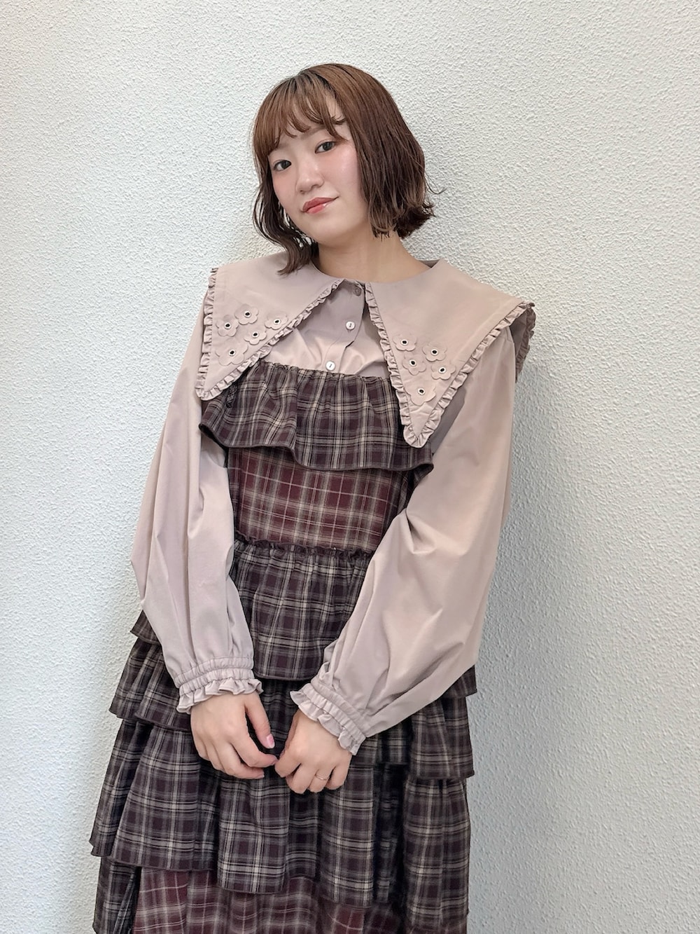 ベージュ系のシャツ/ブラウス、ベージュ系のショルダーバッグ、レッド系のワンピースを着用したレディースの夏コーディネートの4枚目の写真