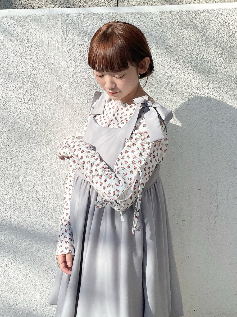 ピンク系のTシャツ/カットソー、グレー系のワンピース、ホワイト系のバレエシューズを着用したレディースの冬コーディネートの4枚目の写真