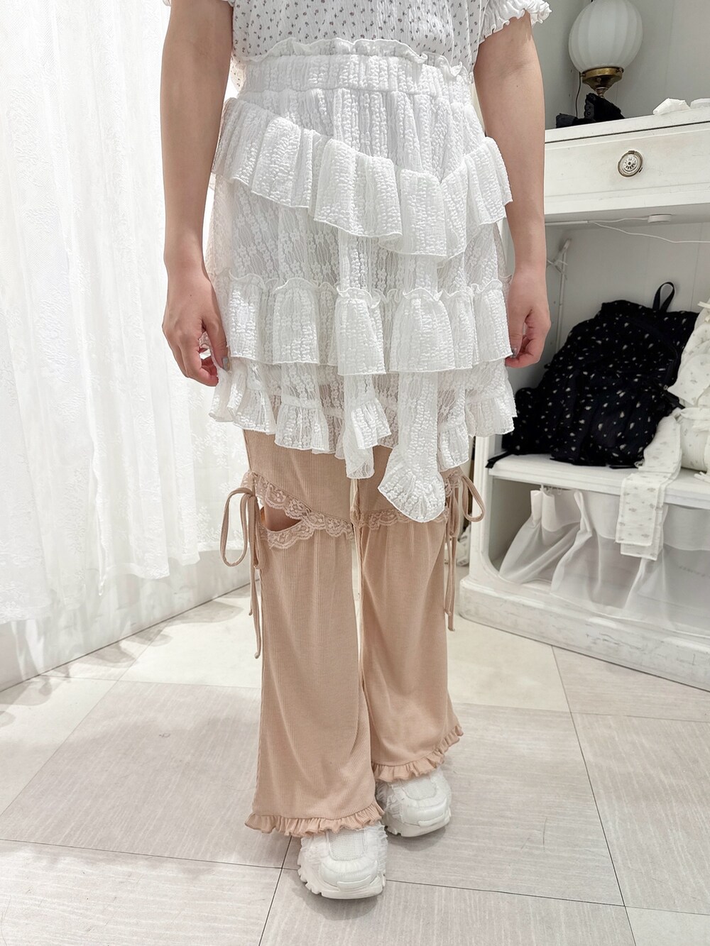 ホワイト系のTシャツ/カットソー、ホワイト系のスカート、ピンク系のスウェットパンツを着用したレディースの春コーディネートの8枚目の写真