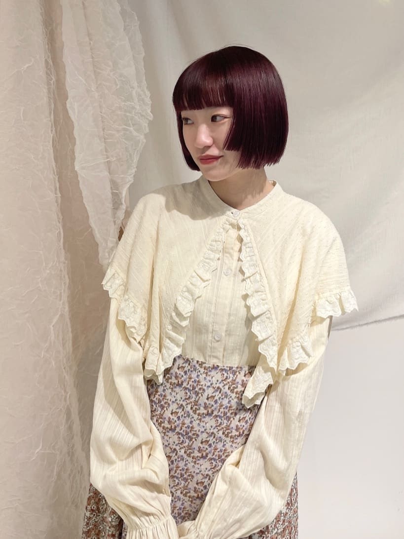 イエロー系のシャツ/ブラウス、ホワイト系のスカート、ベージュ系のパンプスを着用したレディースの春コーディネートの3枚目の写真