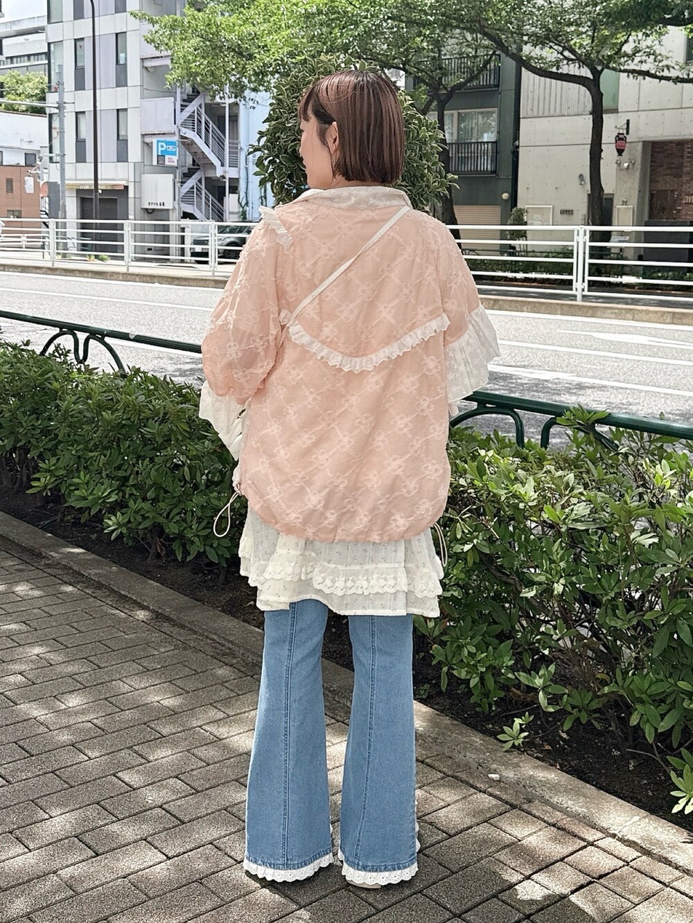 ピンク系のローファー、ホワイト系のTシャツ/カットソー、ブルー系のデニムパンツを着用したレディースの夏コーディネートの3枚目の写真