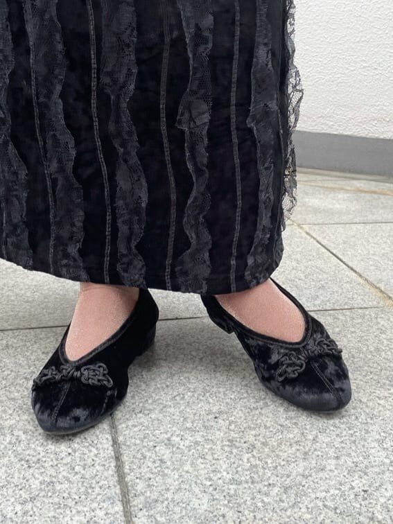 ベージュ系のテーラードジャケット、ブラック系のその他シューズ、ブラック系のワンピースを着用したレディースの秋コーディネートの8枚目の写真