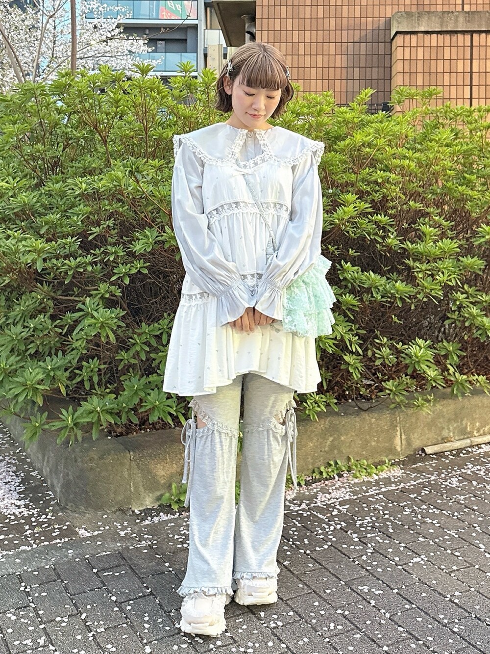 ブルー系のキャミソール、ブルー系のシャツ/ブラウス、ブルー系のショルダーバッグを着用したレディースの春コーディネートの2枚目の写真