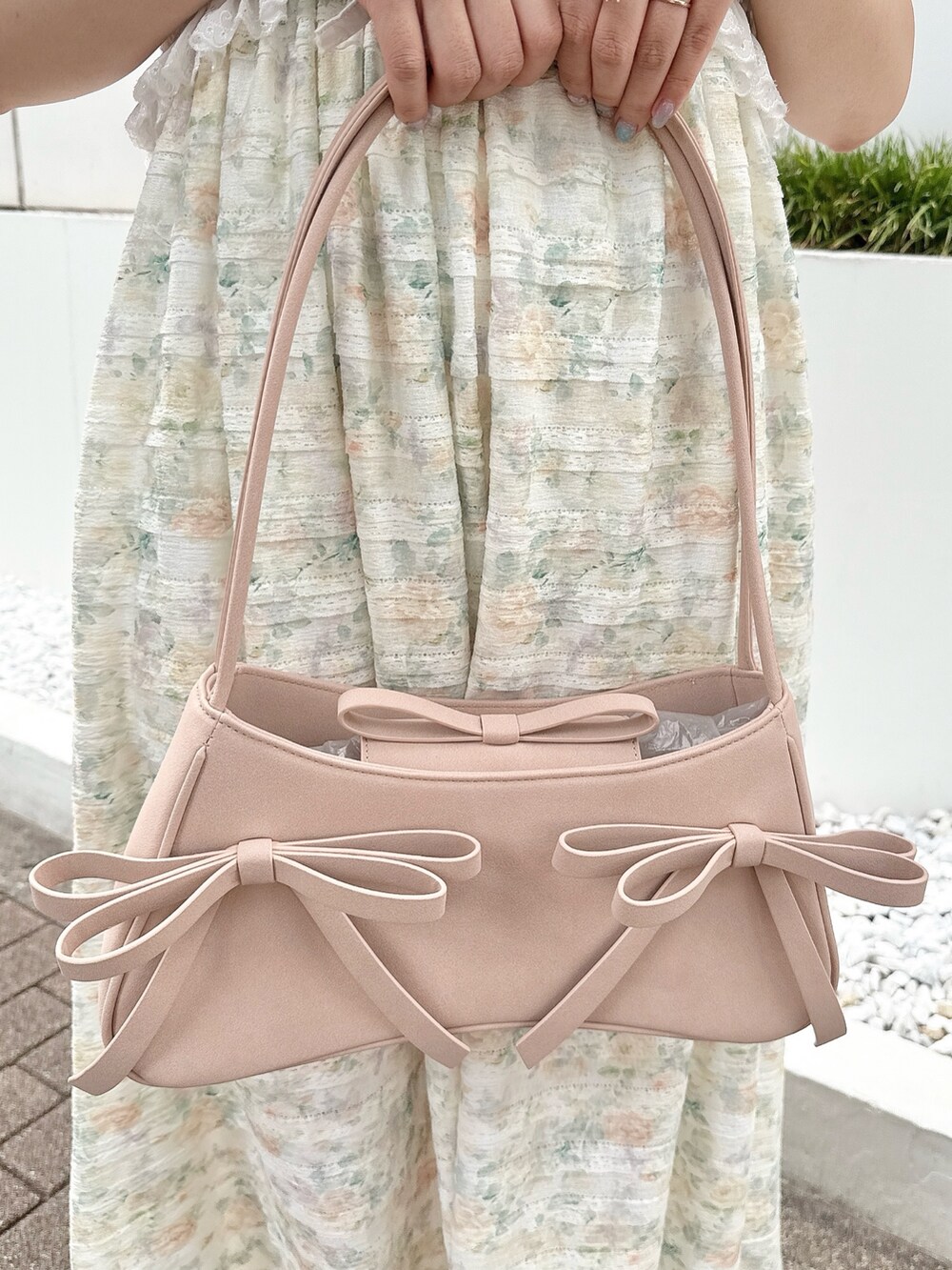 イエロー系のワンピース、ホワイト系のシャツ/ブラウス、ホワイト系のスニーカーを着用したレディースの夏コーディネートの5枚目の写真