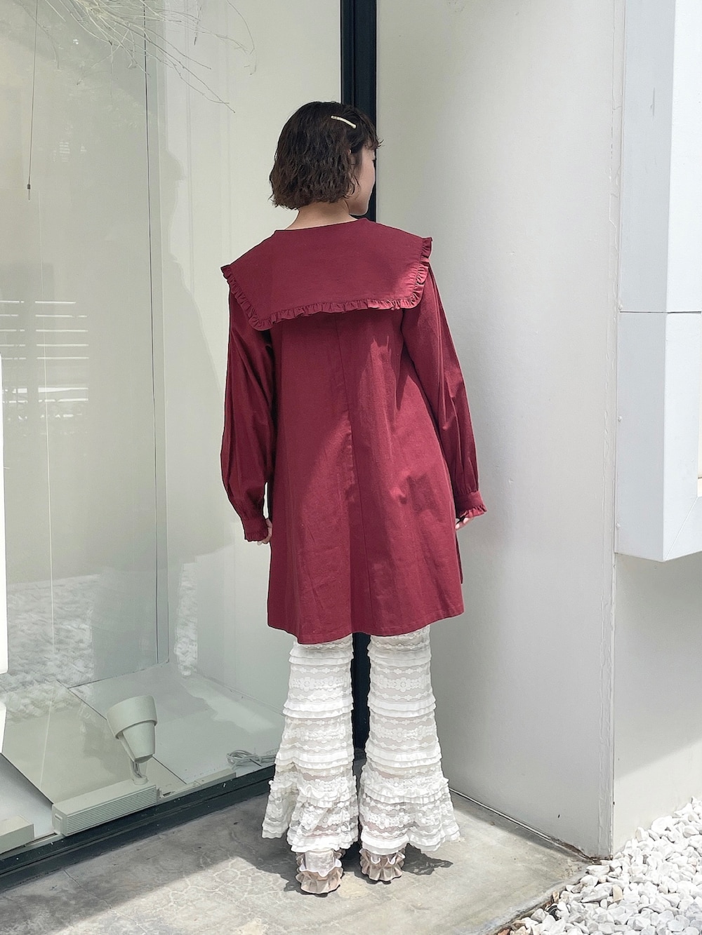 レッド系のワンピース、ホワイト系のカーディガン/ボレロ、ホワイト系のスウェットパンツを着用したレディースの夏コーディネートの6枚目の写真