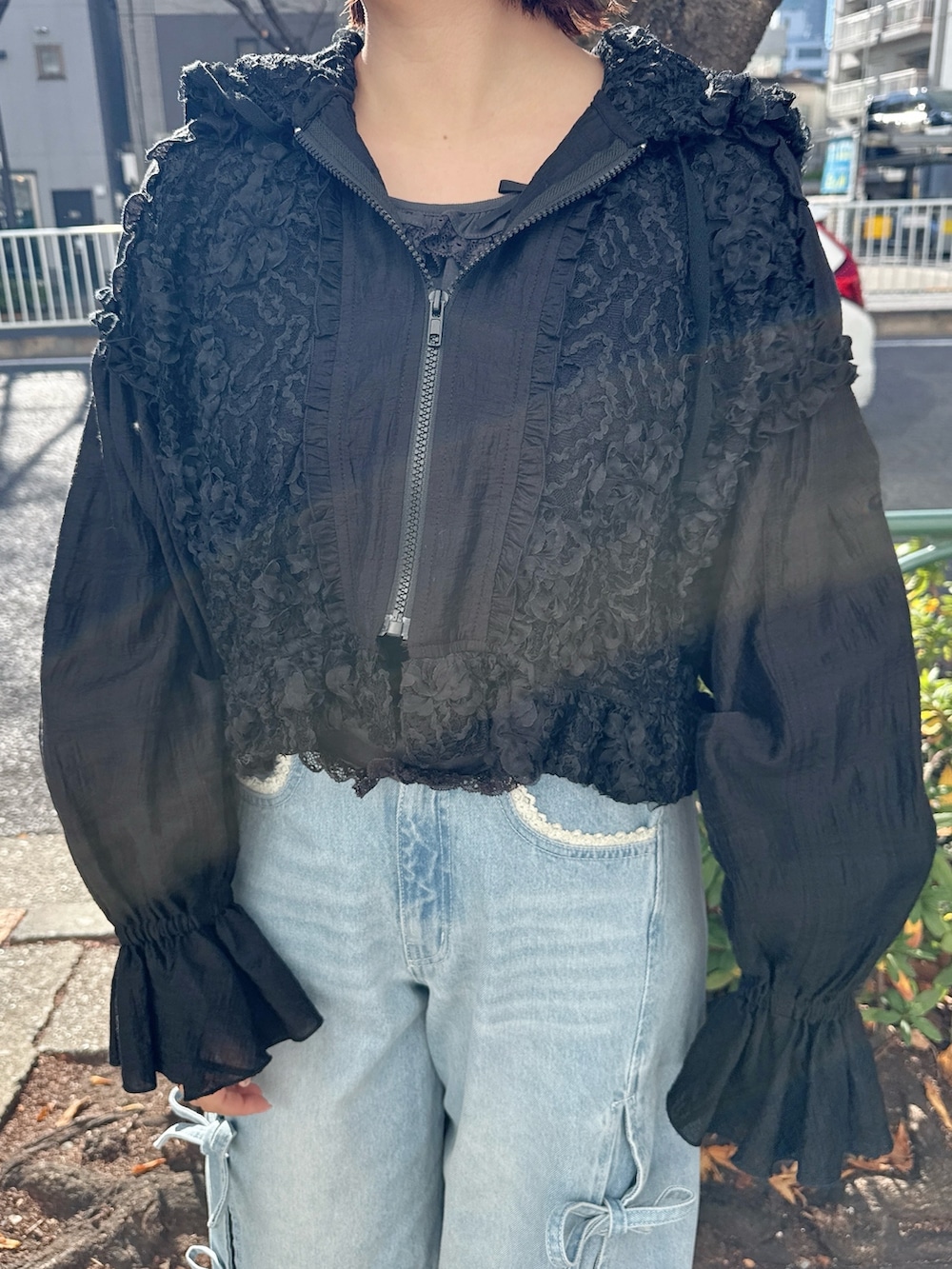 グレー系のTシャツ/カットソー、ブラック系のブルゾン、グレー系のメッセンジャーバッグを着用したレディースの冬コーディネートの5枚目の写真