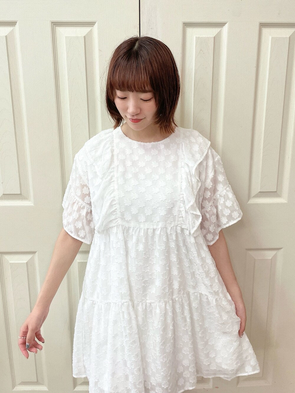 ホワイト系のワンピース、ピンク系のスウェットパンツ、ベージュ系のバレエシューズを着用したレディースの夏コーディネートの4枚目の写真