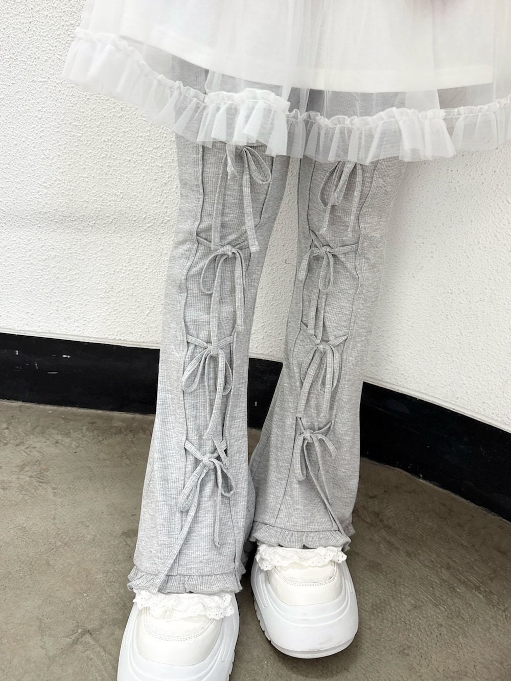 ホワイト系のワンピース、グレー系のその他パンツ、ホワイト系のスニーカーを着用したレディースの春コーディネートの7枚目の写真