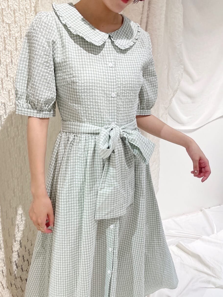 ホワイト系のサンダル、ホワイト系のショルダーバッグ、グリーン系のワンピースを着用したレディースの春コーディネートの4枚目の写真