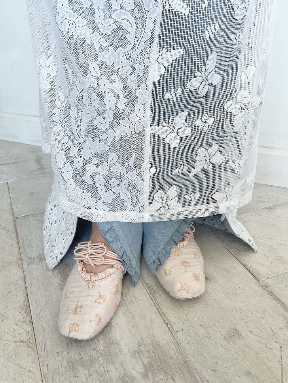 グリーン系のTシャツ/カットソー、ブルー系のデニムパンツ、ホワイト系のスカートを着用したレディースの春コーディネートの8枚目の写真