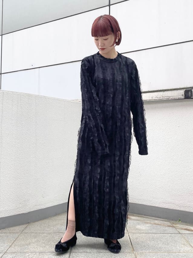 ベージュ系のテーラードジャケット、ブラック系のその他シューズ、ブラック系のワンピースを着用したレディースの秋コーディネートの5枚目の写真