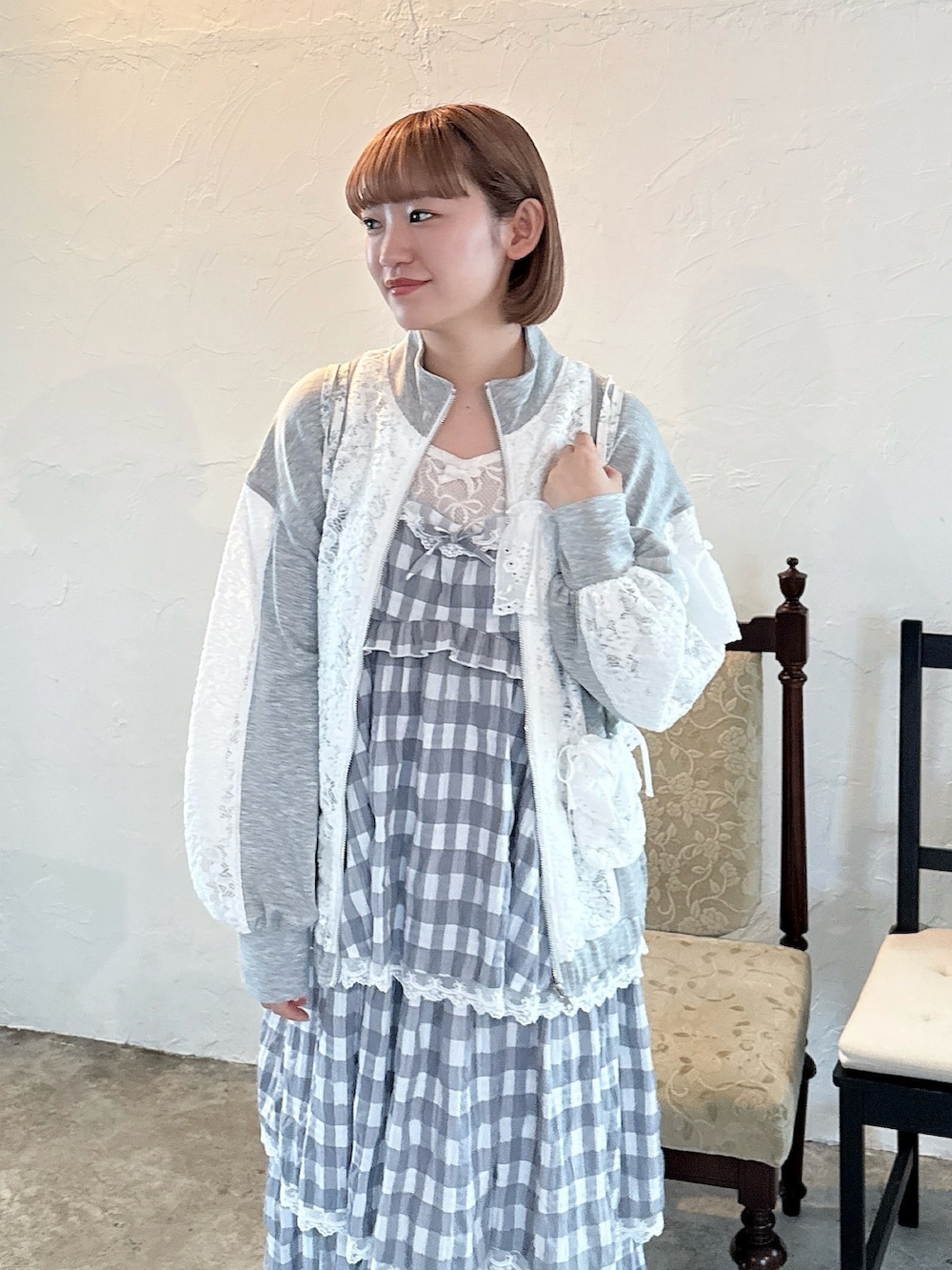 ブルー系のバックパック/リュック、グレー系のワンピース、ホワイト系のサンダルを着用したレディースの春コーディネートの6枚目の写真